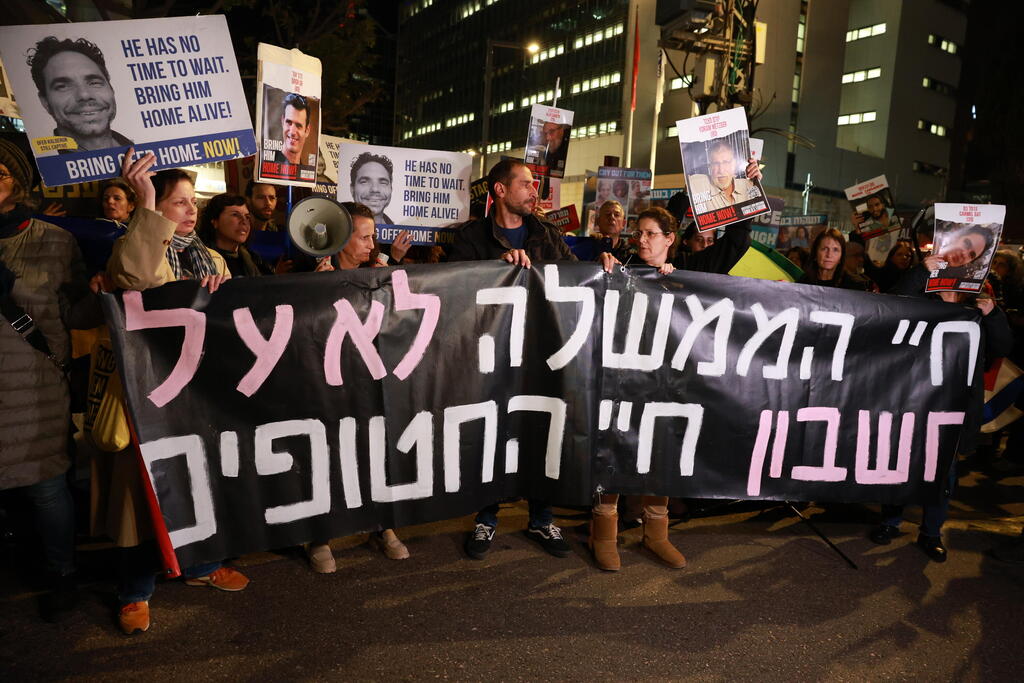 מחאה של משפחות החטופים בתל אביב (צילום: דנה קופל) עמיקם נורקיןמחאה של משפחות החטופים בדרך בגין בתל אביב