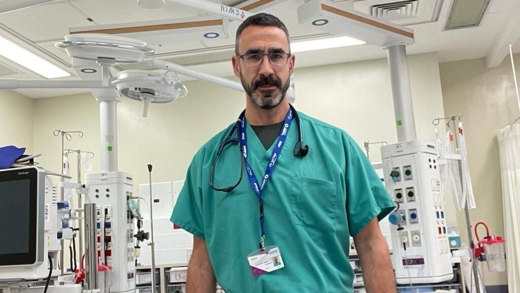 ד"ר בצלאל רייך במהלך ההתנדבות בבית חולים יוספטל