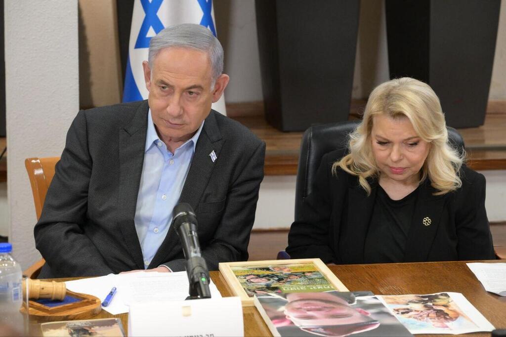''שיקרו למשפחות החטופים''. שרה ובנימין נתניהו (עמוס בן גרשום / לע״מ) ראש הממשלה בנימין נתניהו ורעייתו שרה נתניהו נפגשו עם נציגי משפחות שכולות מ״פורום הגבורה״, בקריה בתל אביב
