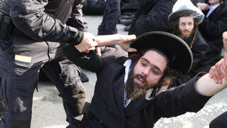 מאות חרדים קיצונים המפגינים נגד נתיחת גופתו של בן ה-13 שנפטר, בשמואל הנביא, ירושלים