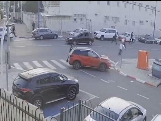 מכוניתו של מאיר ב-7.10, אחרי שספגה יריות בקרב (צילום: באדיבות המשפחה) מכוניתו של השוטר מאיר אברג'יל