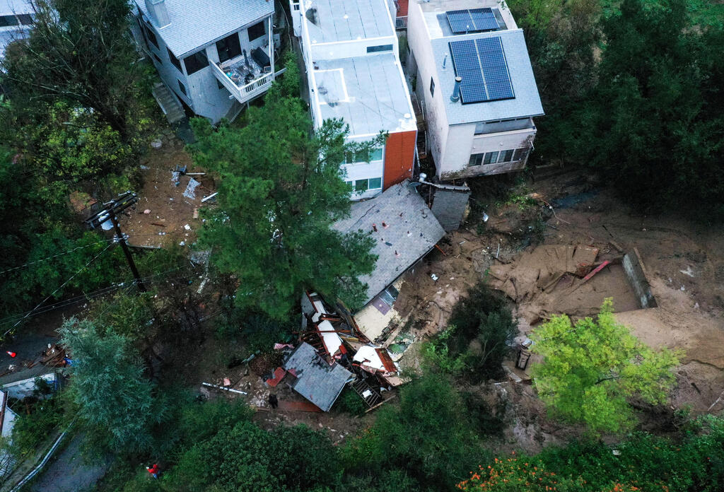 צילום: REUTERS/Aude Guerrucci חילוץ תושבים מאזורי ה הצפות ב קליפורניה ארה"ב