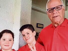 אביה חצרוני עם הנכדים ליאל וינאי ז"ל yk13790188