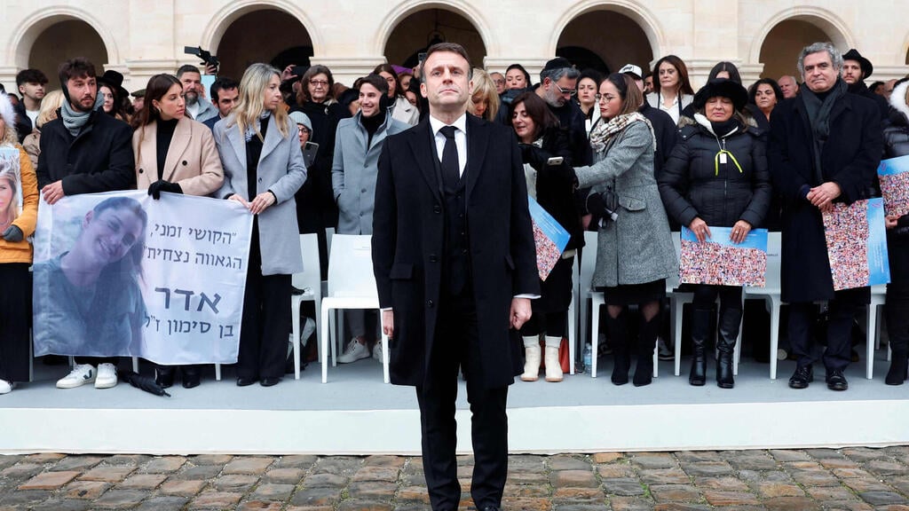 President Emmanuel Macron (Photo: AFP) נשיא צרפת עמנואל מקרון טקס לזכר 42 אזרחים צרפתים שנרצחו בארועי ה-7.10