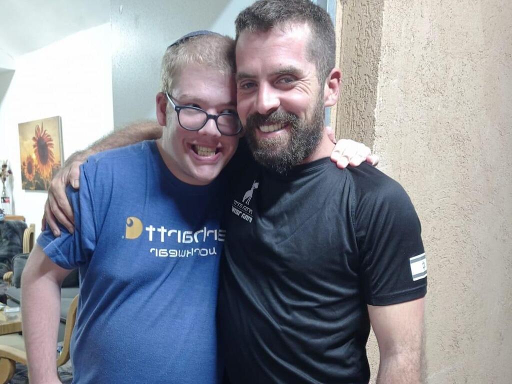 עם אחד מאחיו הלוחמים. "שמח שיש לחיילים קסדות ואפודים שישמרו עליהם" (צילום: אלבום פרטי) עם אחד מאחיו הלוחמים. "שמח שיש לחיילים קסדות ואפודים שישמרו עליהם"