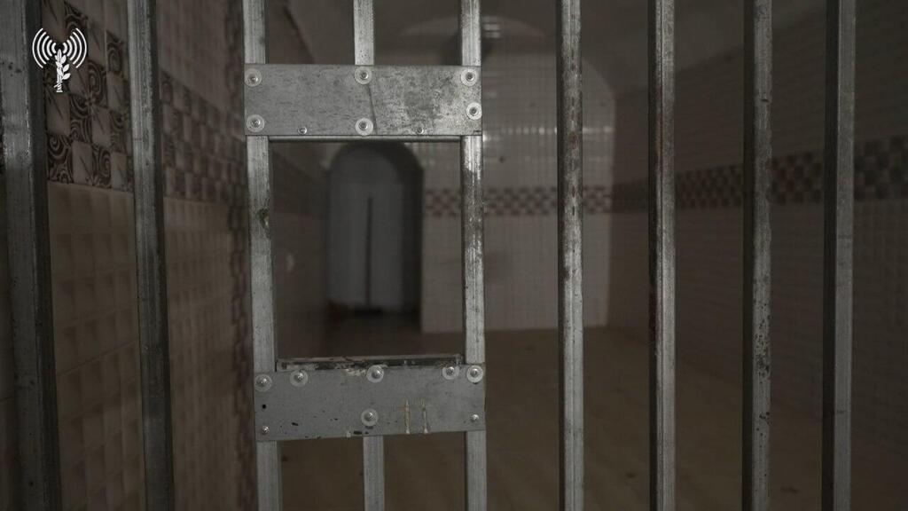 A cell in an underground under Khan Younis in which hostages have been held (Photo: IDF) תיעוד של מפקד אוגדה 98 מהמנהרה שהתגלתה בחאן יונס והשמדתה על ידי לוחמי יהל"ם ואוגדה 98