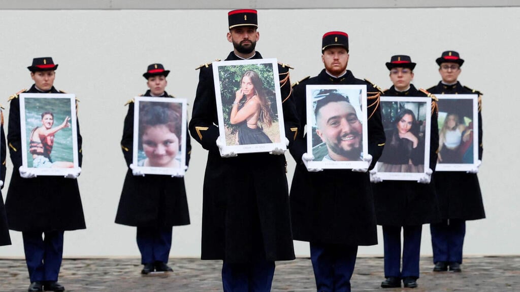 The ceremony in France (Photo: Ludovic Marin / AFP) טקס ב ארמון האינווליד פריז צרפת בהשתתפות מקרון לציון טבח 7 באוקטובר עם מחווה לנרצחים הצרפתים