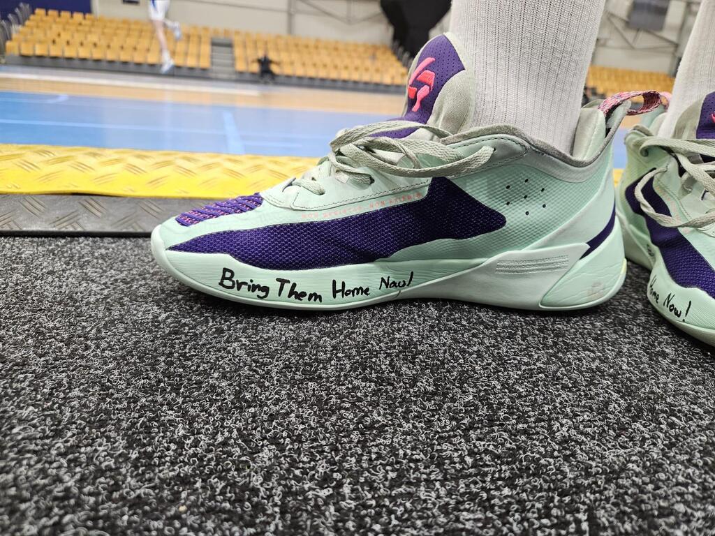 Tribute to hostages in Gaza on Israeli women's team player's shoe (Photo: Israeli Basketball Association) המחווה לנרצחי ה-7 באוקטובר על נעלי השחקניות