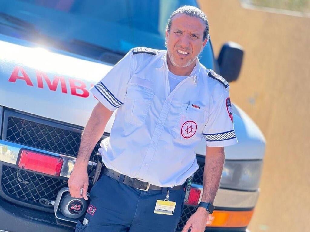 יאסר אבו רגילה. "מגיעים לבתים תוך דקות ומצילים חיים" (צילום: יח"צ) אבו רגילה אמבולנס פזורה בדואית