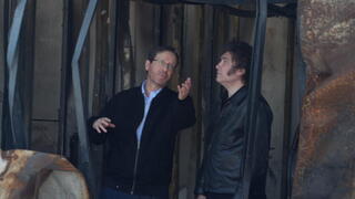 חאבייר חררדו מיליי נשיא ארגנטינה ויצחק הרצוג נשיא המדינה בביקור בקיבוץ ניר עוז