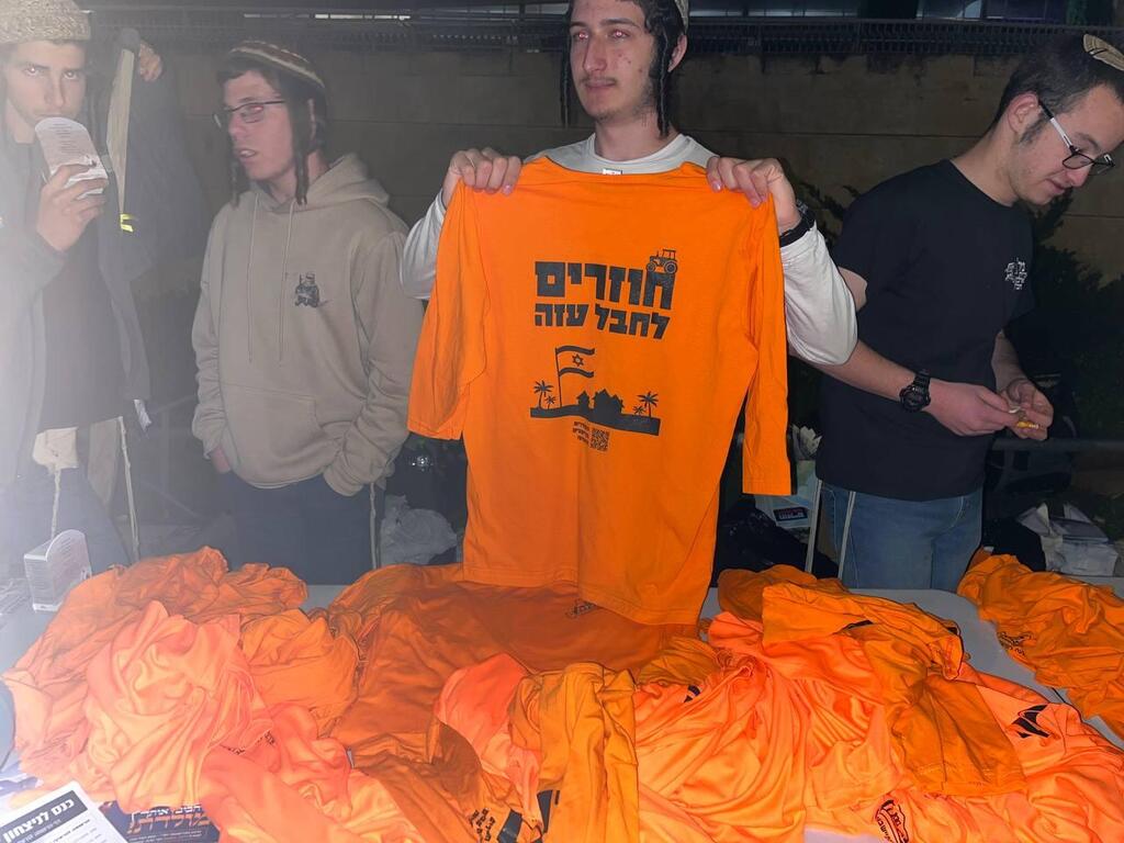 דוכן למכירת חולצות ״חוזרים לחבל עזה״ (צילום: רוני גרין שאולוב) דוכן למכירת חולצות ״חוזרים לחבל עזה״