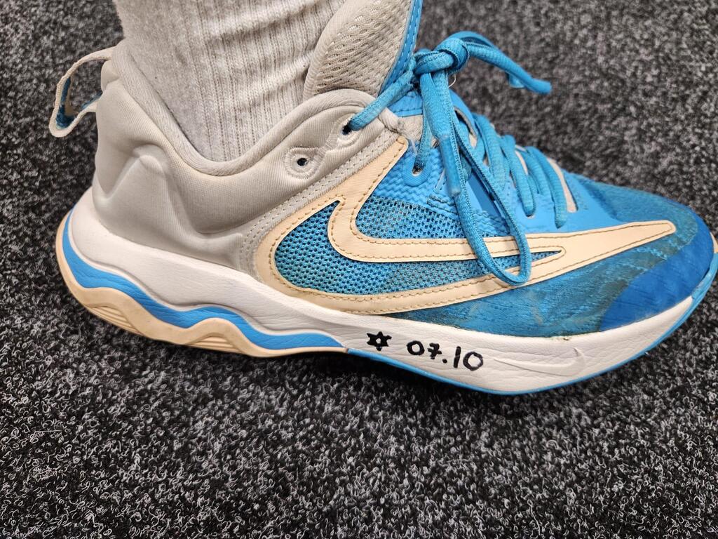 Date of Hamas' attack on October 7 written on women's team player's shoe (Photo: Israeli Basketball Association) המחווה לנרצחי ה-7 באוקטובר על נעלי השחקניות