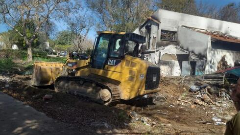Kibbutz Be'eri residents start clearing the ruins of October 7