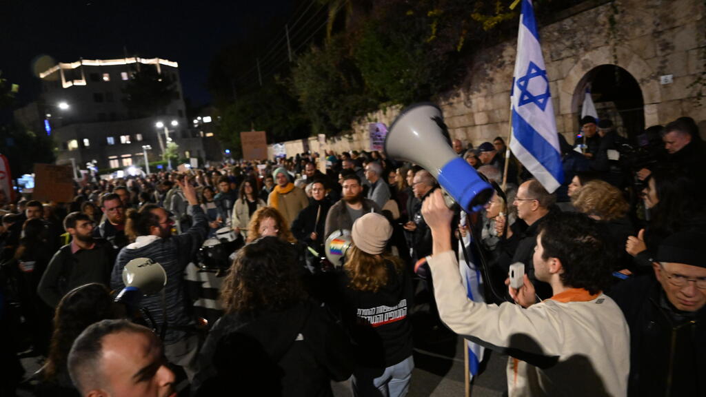 וגם מול בית ראש הממשלה ברחוב עזה בבירה (צילום: חורחה נובומינסקי) הפגנה בירושלים מול ביתו של ראש הממשלה