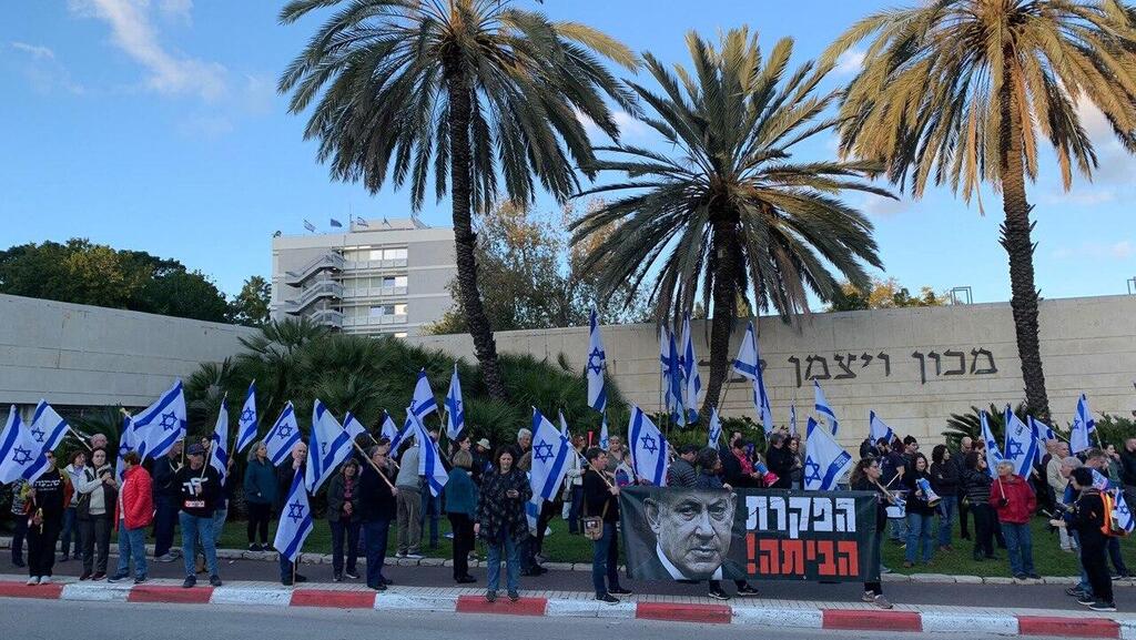 הפגנה ברחובות (צילום: יובל רוזנברג) הפגנה ברחובות נגד הממשלה