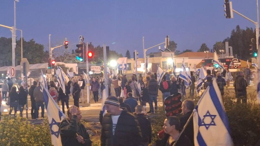 הפגנה בכרכור (צילום: מרטין) הפגנה בכרכור נגד הממשלה
