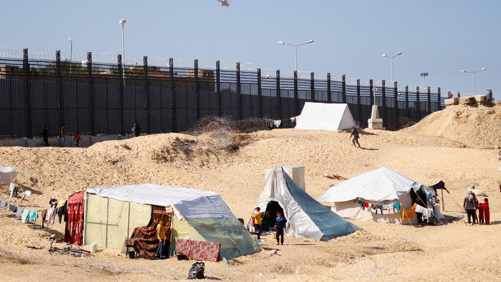 עיר אוהלים ברפיח. נתניהו הבטיח שייעשה הכול כדי לצמצם את הפגיעה באזרחים ( צילום: REUTERS/Ibraheem Abu Mustafa) רפיח לאחר תקיפות צה"ל