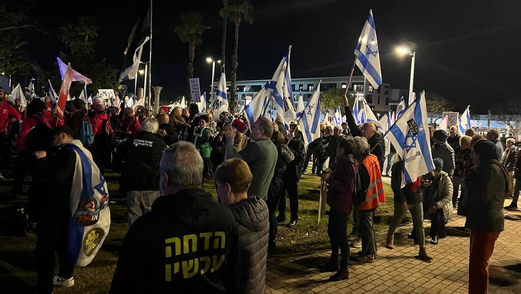 הפגנה בקיסריה (צילום: איתן גליקמן) הפגנה בקיסריה נגד הממשלה