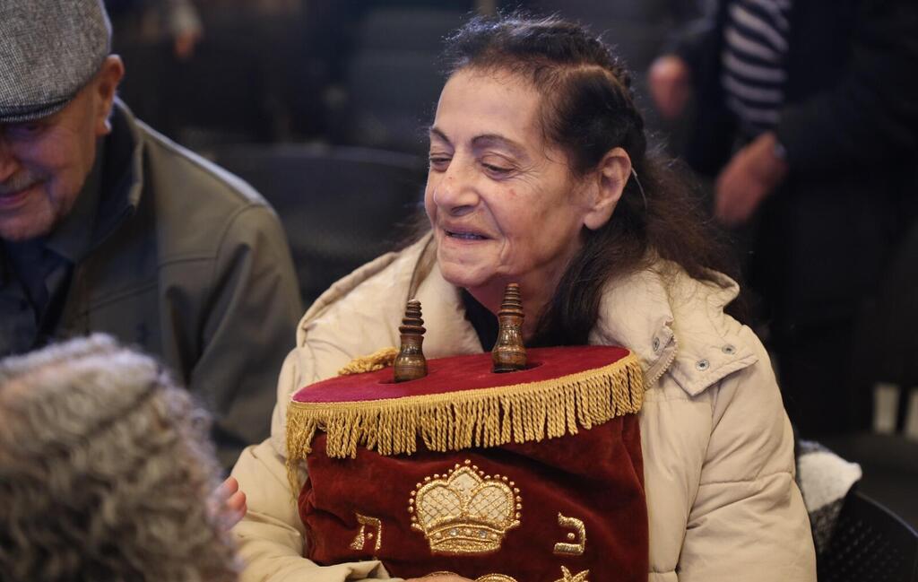 אסתר ליבשטיין בהכנסת ספר תורה לזכרו של בנה אופיר