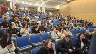 תלמידי י"ב בי"ס שער הנגב שרים את התקווה בטקס שנערך בקריית החינוך לזכר הנרצחים ותפילה למען החזרת החטופים