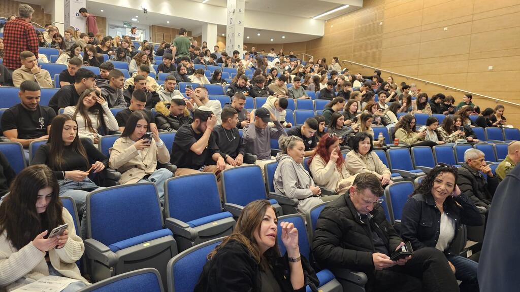 תלמידי י"ב בי"ס שער הנגב שרים את התקווה בטקס שנערך בקריית החינוך לזכר הנרצחים ותפילה למען החזרת החטופים