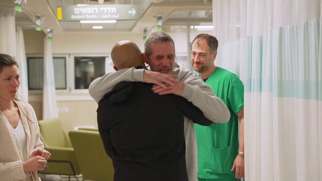 צילום: דובר צה"ל משפחתם של פרננדו מרמן ולואיס הר מתאחדים איתם לאחר שחולצו מעזה בבית החולים שיבא