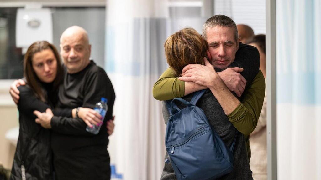 פרננדו מרמן ולואיס הר אחרי חילוצם משבי חמאס ברפיח (צילום: דובר צה"ל) משפחתם של פרננדו מרמן ולואיס הר מתאחדים איתם לאחר שחולצו מעזה בבית החולים שיבא