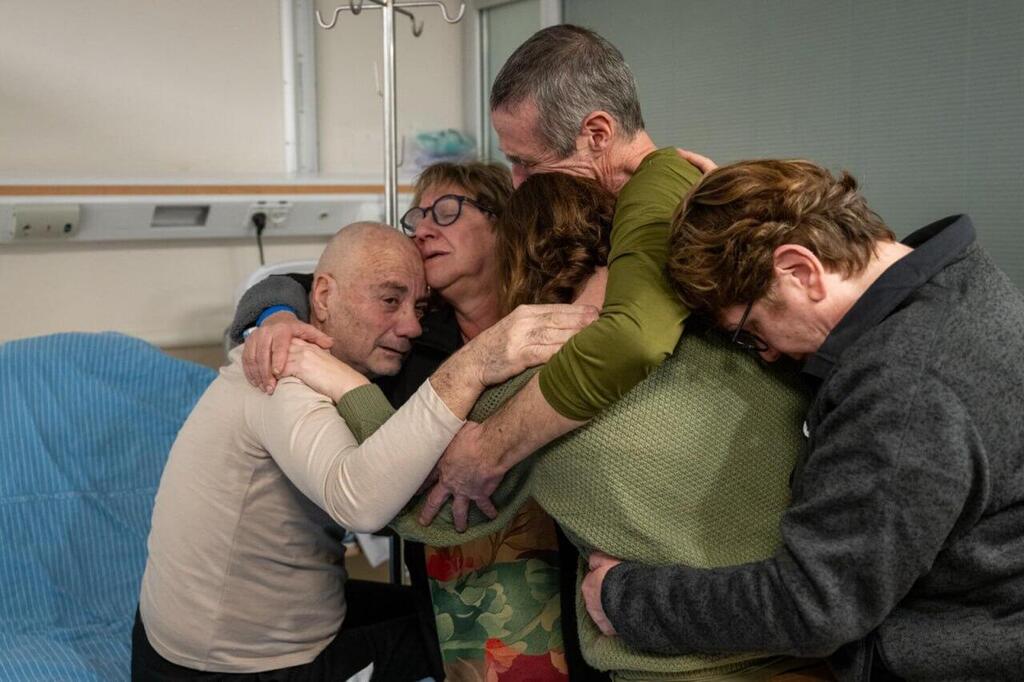 האיחוד של פרננדו ולואיס עם קלרה וגבריאלה (צילום: דובר צה"ל) משפחתם של פרננדו מרמן ולואיס הר מתאחדים איתם לאחר שחולצו מעזה בבית החולים שיבא