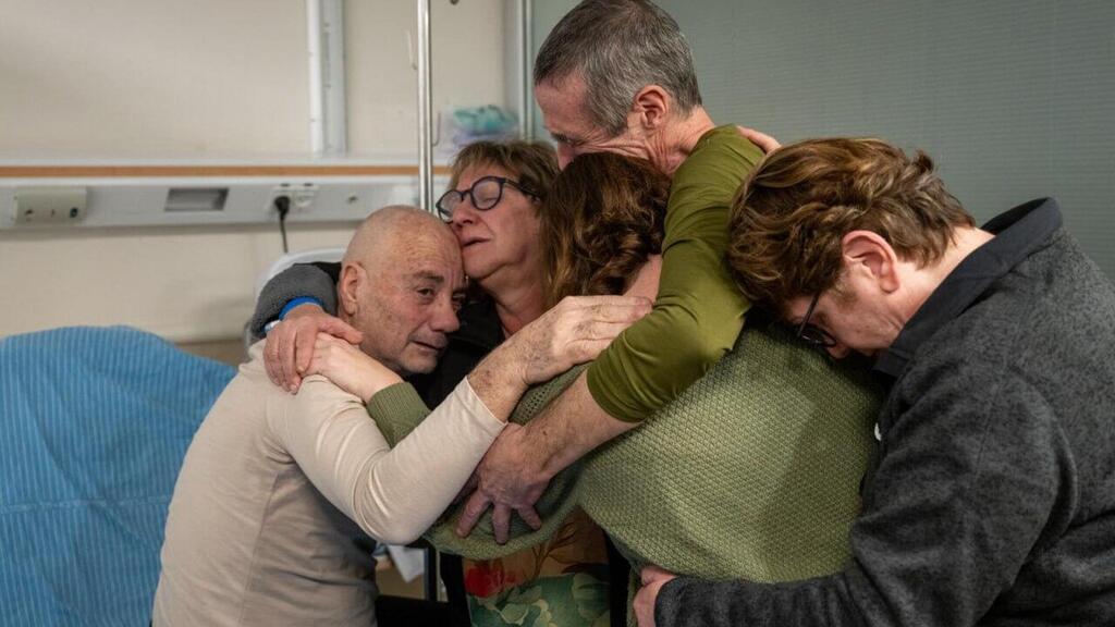 האיחוד המרגש, אתמול (צילום: דובר צה"ל) משפחתם של פרננדו מרמן ולואיס הר מתאחדים איתם לאחר שחולצו מעזה בבית החולים שיבא