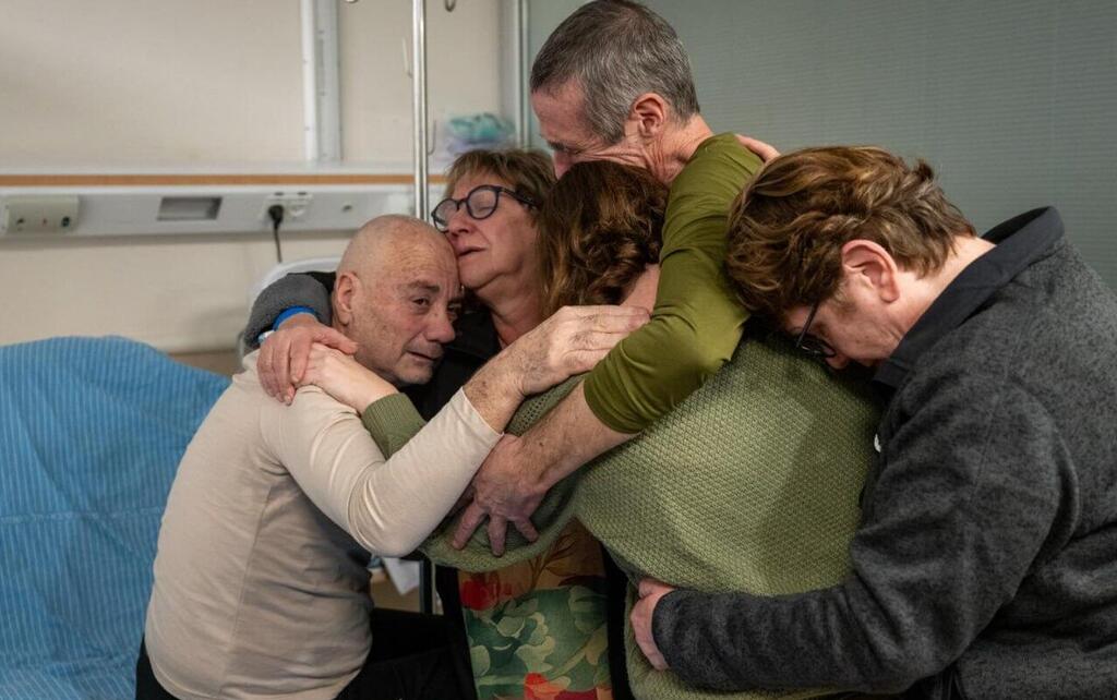 Hostages are reunited with their family members (Photo: IDF Spokesperson's Unit) משפחתם של פרננדו מרמן ולואיס הר מתאחדים איתם לאחר שחולצו מעזה בבית החולים שיבא