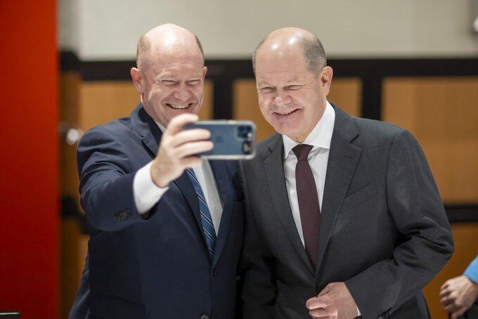 "נהדר לראות שוב את הדופלגנגר שלי!". שולץ (מימין) עם קונס קנצלר גרמניה אולף שולץ סנאטור אמריקני ארה"ב כריס קונס צילום סלפי במהלך ביקור גילו שהם כפילים