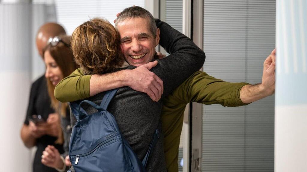 צילום: דובר צה"ל משפחתם של פרננדו מרמן ולואיס הר מתאחדים איתם לאחר שחולצו מעזה בבית החולים שיבא