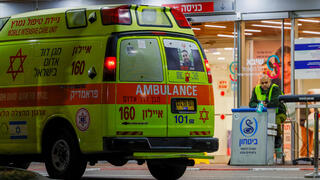 אמבולנס המביא את החטופים והחטופות לבית החולים שיבא 
