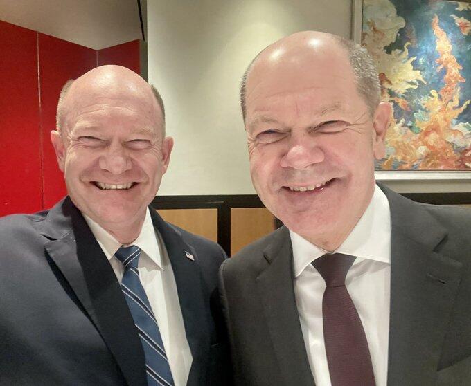 הסלפי שפרסם קונס (מצולם משמאל) עם הקנצלר שולץ. "Wer ist wer?" קנצלר גרמניה אולף שולץ סנאטור אמריקני ארה"ב כריס קונס צילום סלפי במהלך ביקור גילו שהם כפילים