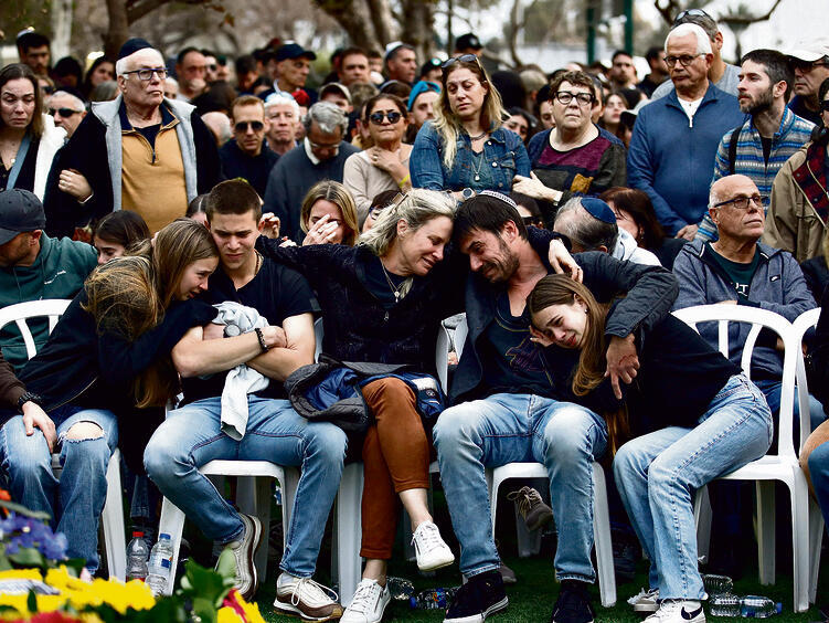 משפחת אלדור נפרדת בכאב מהבן עדי, אתמול | צילום: SHIR TOREM, רויטרס yk13798681