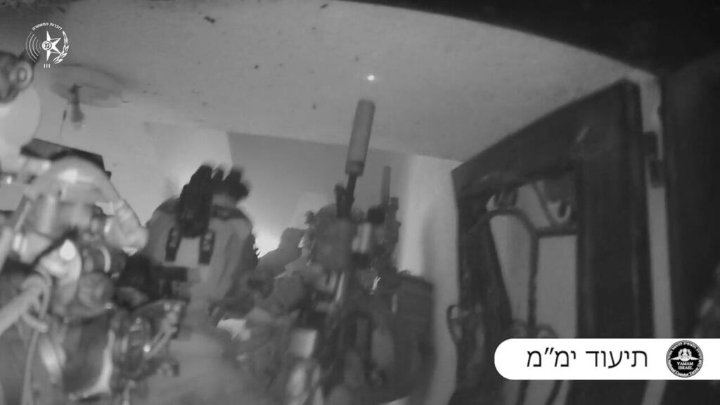 Security forces break down the door where the hostages are being held (Photo: Israel Police) תיעוד לוחמי ימ"מ מחלצים חטופים