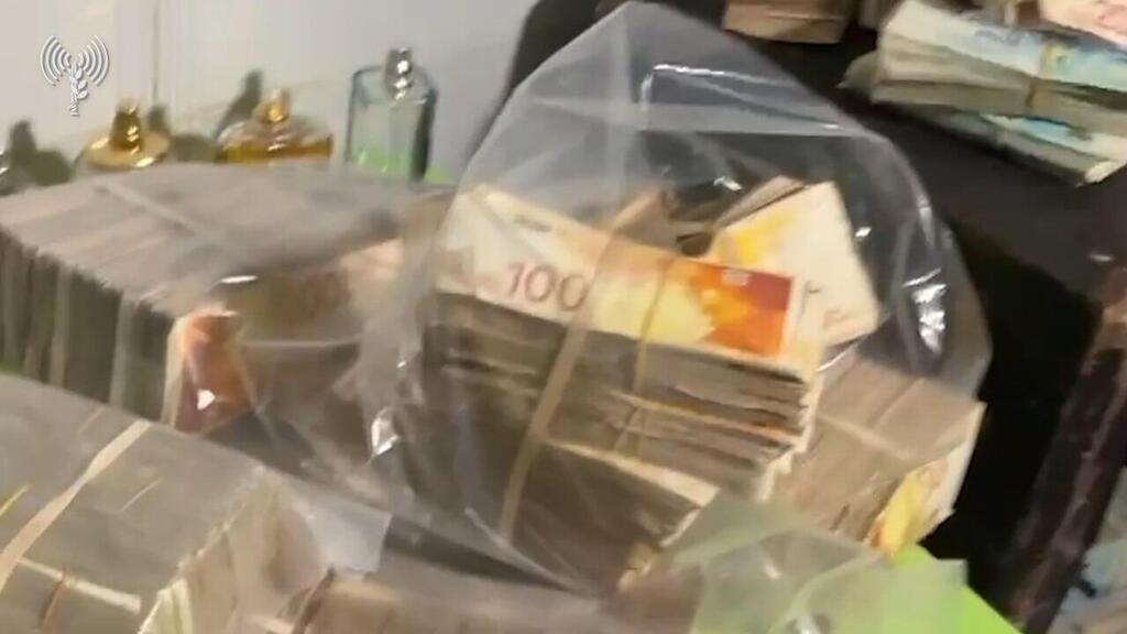 כסף מזומן שנמצא במנהרות שבהן שהו סינוואר ובכירים בחמאס. "חיו בתנאים טובים" (צילום: דובר צה"ל ) דובר צה"ל מציג את התיעוד של סינוואר