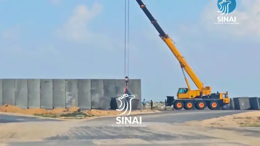 בניית חומה בשטח שמיועד לכאורה לקליטת עזתים מצרים בונה איזור מגודר לקליטת פליטים מעזה