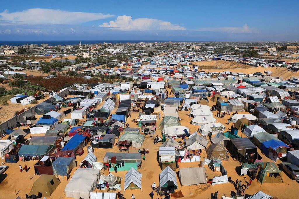 Displaced persons' encampments in Gaza's Rafah (Photo: Ibraheem Abu Mustafa, Reuters) מחנה אוהלים ברפיח