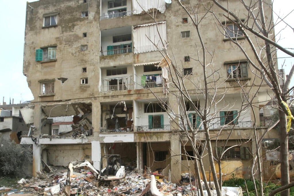 Nabatieh home struck by IDF this week, southern Lebanon (Photo: Mahmoud ZAYYAT / AFP) בניין הרוס ב א-נבטיה