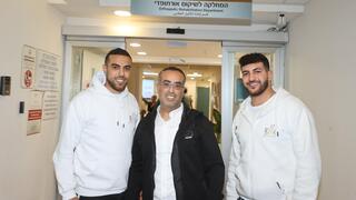 שמואל משה ובנו יהונתן עמותת נותנים תקווה שיקום שיבא