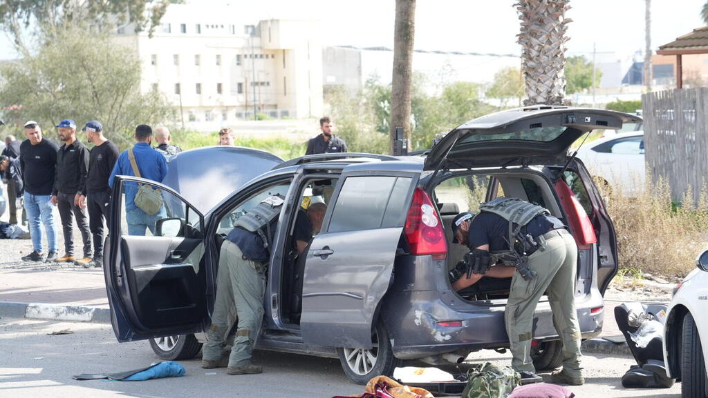 רכבו של המחבל בזירה (צילום: תומר שונם הלוי) זירת הירי בצומת מסמיה