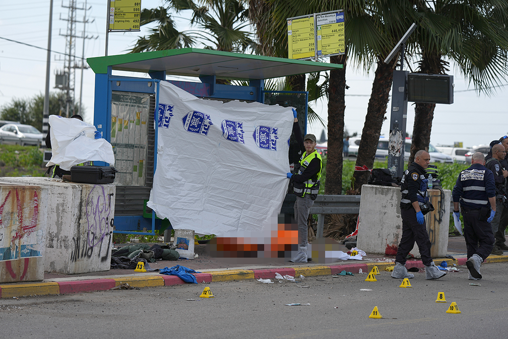 First responders at the scene of the attack (Photo: AP Photo/Tsafrir Abayov) זירת הפיגוע