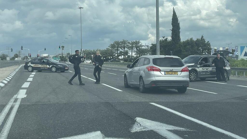 מחסומי משטרה בצומת ביל"ו ( צילום: מאיר תורג'מן) שוטרים בצומת ביל"ו