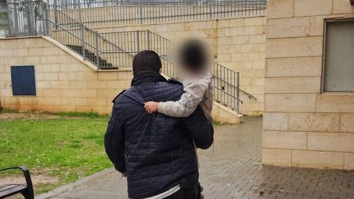 "ניסה לכוון אותנו לגן". איש מד"א עם הילד (צילום: תיעוד מבצעי מד"א) פעוט אותר משוטט בחריש