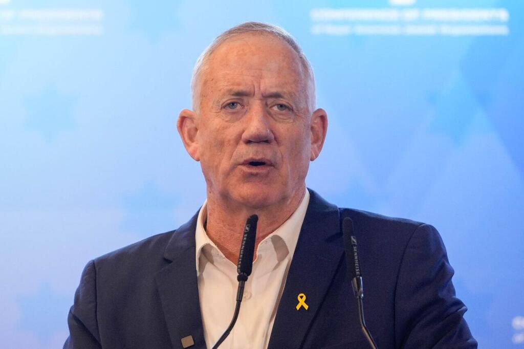 מוזר לשמוע מישהו שמתיימר להחליף את ראש הממשלה, מודה שאין לו שום אג'נדה. בני גנץ (צילום: שלו שלום) בני גנץ בכינוס השנתי של וועידת הנשיאים של הארגונים היהודיים באמריקה