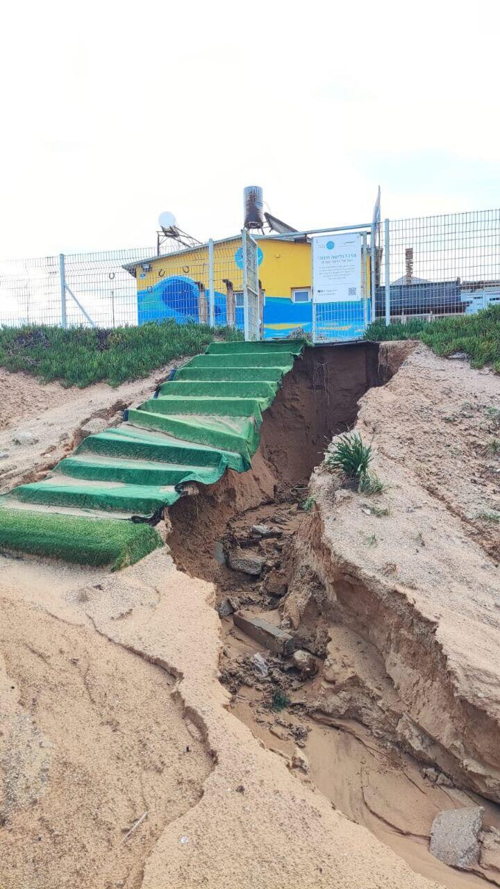 התבקעות מצוק כורכר (צילום: עמותת הגל שלי) התבקעות מצוק כורכר