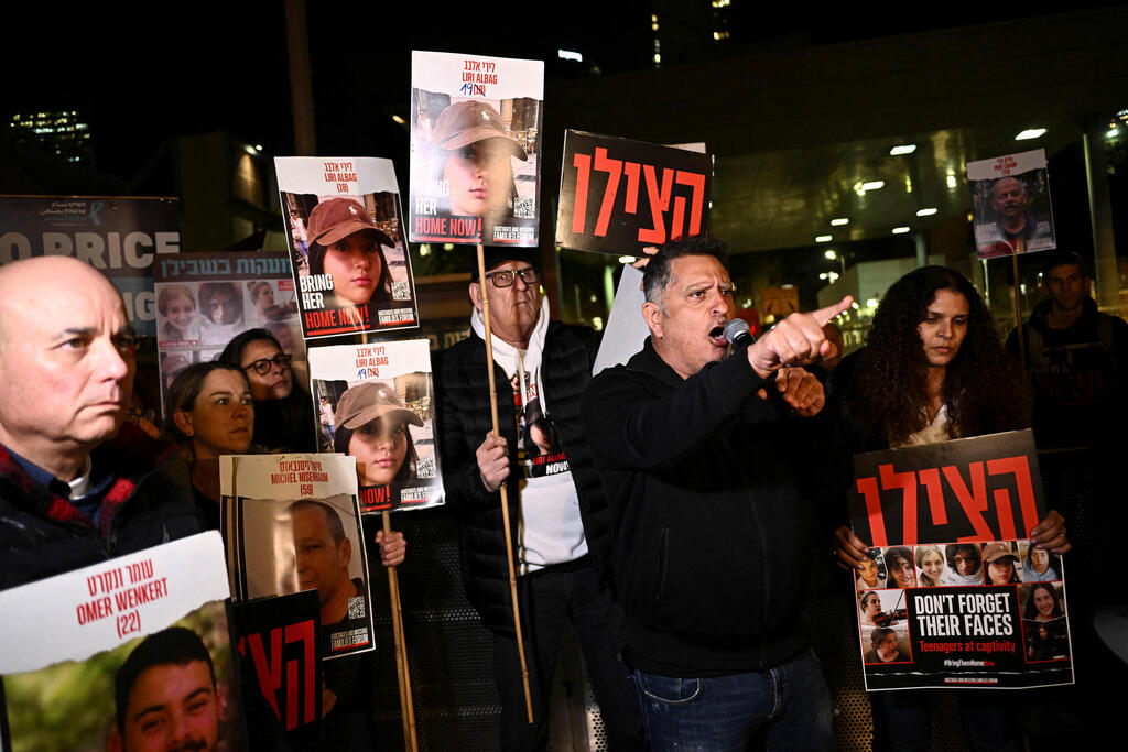 מחאה של משפחות החטופים בתל אביב (צילום: REUTERS/Dylan Martinez) מחאה של משפחות החטופים בתל אביב