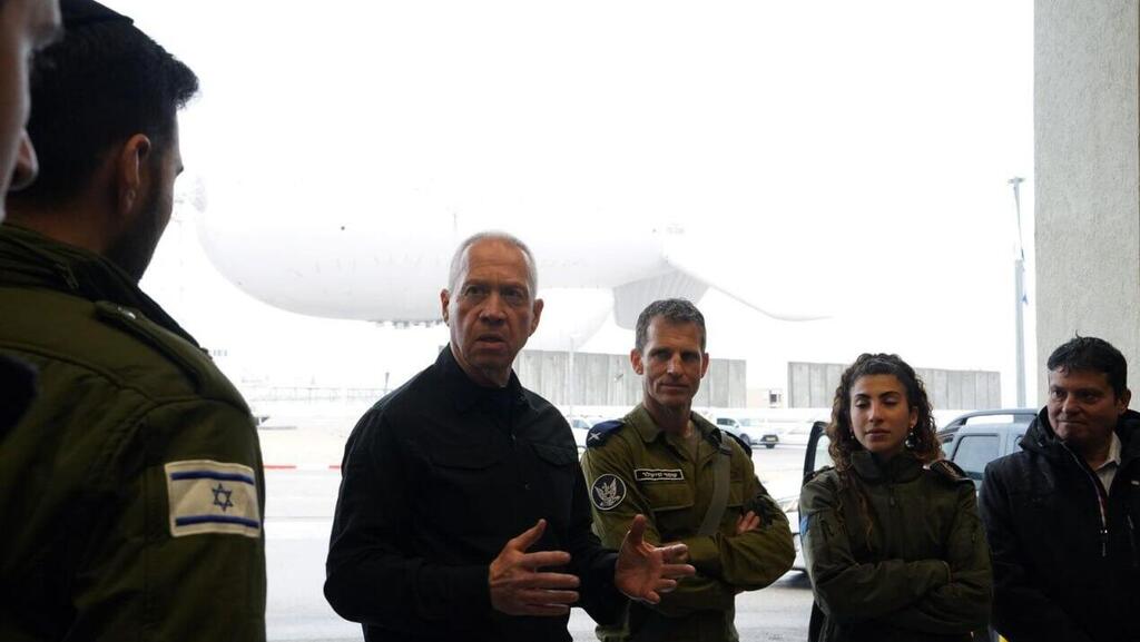 "בכל יום צה"ל מנצח וחיזבאללה מפסיד". גלנט בביקור בצפון (צילום: אריאל חרמוני) שר הביטחון יואב גלנט בסקירה ביטחונית בבסיס מערכת ״טל שמיים״ בצפון