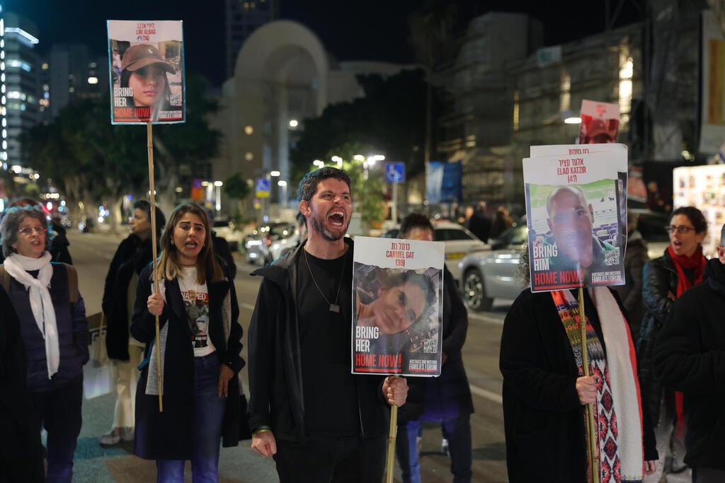 Rally calling for release of hostages, in Tel Aviv (Photo: EPA/ABIR SULTAN) מחאה של משפחות החטופים בתל אביב